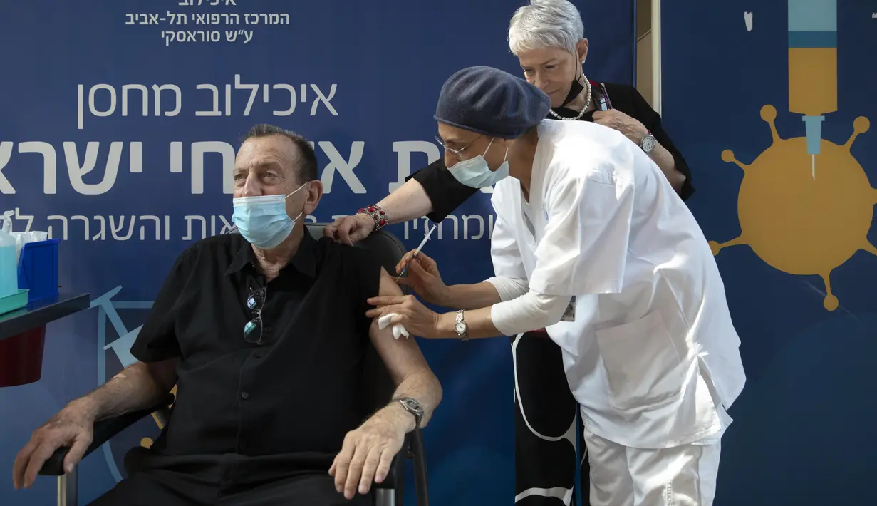 Wali Kota Tel Aviv Ron Huldai menerima vaksin COVID-19 Pfizer-BioNTech ketiga di sebuah rumah sakit di Tel Aviv, Minggu (1/8/2021). Israel pada 29 Juli 2021 mulai memberikan dosis vaksin Covid-19 ketiga untuk warga berusia 60 tahun ke atas untuk mengatasi lonjakan kasus (AP Photo/Sebastian Scheiner)