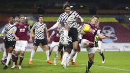 Striker Manchester United, Edinson Cavani, melepaskan tendangan saat melawan Burnley pada laga Liga Inggris di Stadion Turf Moor, Rabu (13/1/2021). Setan Merah menang dengan skor 1-0. (Clive Brunskill/Pool via AP)