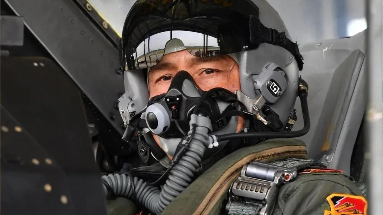 Terima Wing Kehormatan dari AU, Potret Gagah Panglima TNI Pose di Pesawat Tempur jadi Sorotan