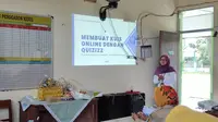 Dosen Sastra Inggris UNNES memaparkan materi terkait penggunaan teknologi dalam proses pembelajaran di sekolah dasar. (Istimewa)