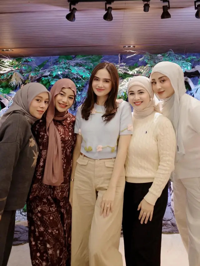 Aurel Hermansyah saat bukber dengan Geng Mamayu. [@marginw/@kesharatuliu05]