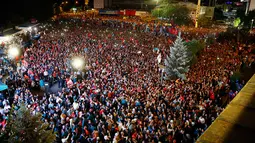 Ribuan pendukung Partai Keadilan dan Pembangunan (AKP) di Ankara, Turki, Senin (25/6). Ada 59,39 juta pemilih yang terdaftar dalam pemilu Turki tahun ini. (Presidency Press Service via AP, Pool)