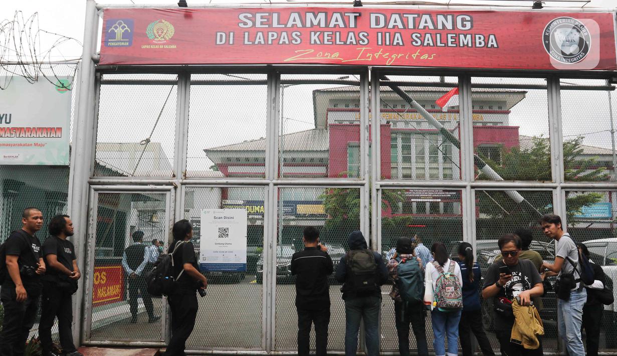 Suasana Lembaga Pemasyarakatan (Lapas) Kelas II A Salemba jelang pemindahan terpidana kasus pembunuhan berencana terhadap Nofriyansyah Yosua Hutabarat, Bharada Richard Eliezer Pudihang Lumiu, Jakarta, Senin (27/2/2023). Richard Eliezer resmi dipindahkan dari Rutan Bareskrim Mabes Polri menuju Lembaga Pemasyarakatan (Lapas) Salemba Jakarta Pusat, Senin siang. (Liputan6.com/Herman Zakharia)