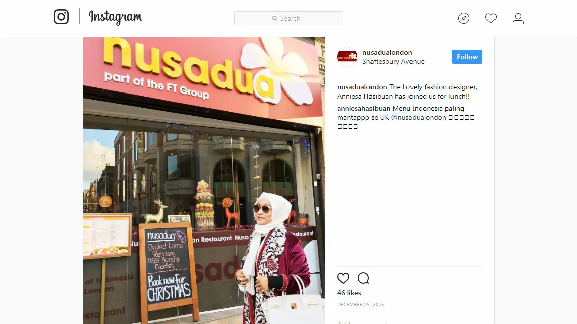 Pemilik First Travel Anniesa Hasibuan berfoto di depan Restoran Nusadua di London. (Instagram/Nusadualondon)