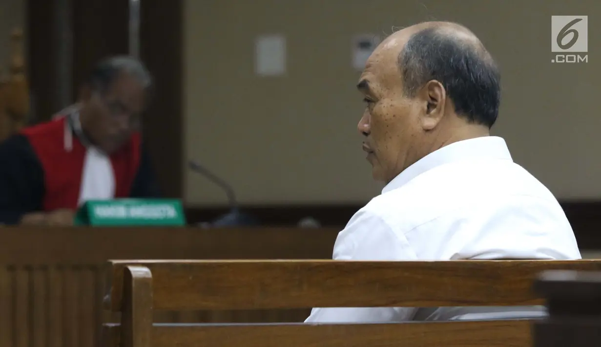 Terdakwa korupsi komisi kegiatan fiktif agen PT Asuransi Jasindo dalam pengadaan asuransi BP Migas-KKKS 2010-2012 dan 2012-2014, Budi Tjahjono saat sidang pembacaan tuntutan di Pengadilan Tipikor, Jakarta, Rabu (13/3). (Liputan6.com/Helmi Fithriansyah)