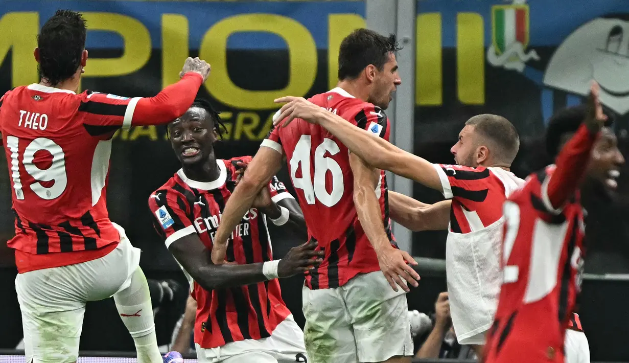 Kemenangan ini membawa Rosoneri melesat ke posisi tujuh klasemen sementara Serie A Italia dengan raihan delapan poin dari lima pertandingan. (Gabriel BOUYS/AFP)
