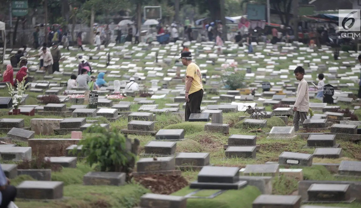 Warga berziarah ke makam keluarga mereka di Tempat Pemakaman Umum (TPU) Menteng Pulo, Jakarta, Minggu (28/4/2019). Sepekan menjelang datangnya bulan Ramadan, banyak masyarakat melakukan ziarah kubur mendoakan mendiang keluarga dan kerabat mereka. (Liputan6.com/Faizal Fanani)
