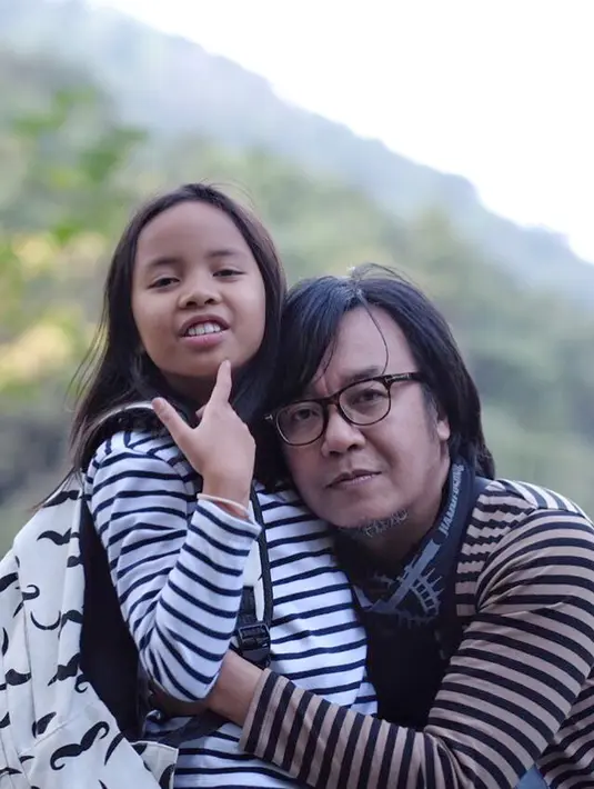 Meski terlihat garang saat dipanggung, Ari Lasso adalah sosok bapak yang hangat. Saat liburan bersama dengan sang putri, Alessandra Lasso ia memakai baju yang senada. (Liputan6.com/IG/@ari_lasso)