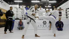 Legenda UFC, Royce Gracie, memberikan pelatihan MMA di South Quarter, Jakarta, Senin (17/7/2017). Kedatangan pria asal Brasil tersebut untuk memberikan pelatihan sekaligus meresmikan Tatsujin MMA Indonesia. (Bola.com/M Iqbal Ichsan)