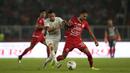 Gelandang Persija Jakarta, Rohit Chand, berebut bola dengan pemain Persebaya pada laga Shopee Liga 1 di SUGBK, Jakarta, Selasa (17/12). Persebaya menang 2-1 atas Persija. (Bola.com/Yoppy Renato)