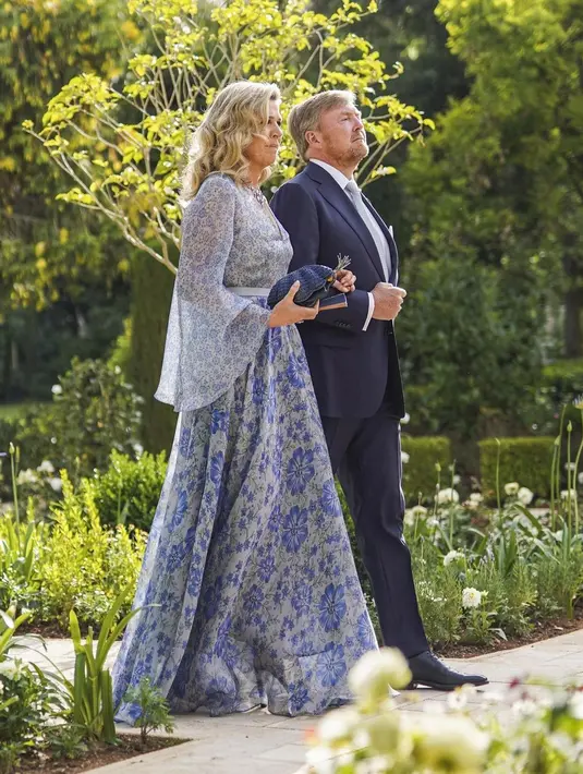 Ratu Maxima dari Belanda mengenakan gaun biru royal dari merek Italia, Luisa Beccaria, dan memilih tas clutch berwarna biru tua dari Kayu Design. [Foto: IG/love_princess_world].