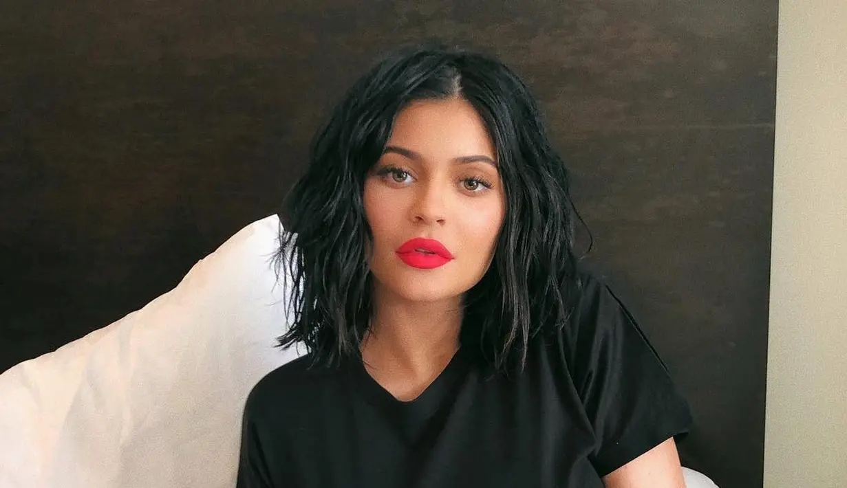 Kylie pun memamerkan   perutnya saat jalan-jalan bersama dengan sahabatnya, Jordyn Woods. (instagram/kyliejenner)