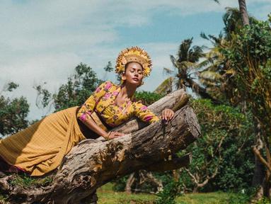Kharisma Aura mengawali kariernya di dunia hiburan Tanah Air sebagai seorang model. Kemudian, wanita kelahiran Majalengka ini semakin dikenal luas ketika keluar sebagai juara pada ajang Miss Grand Indonesia 2020.
(Liputan6.com/IG/gamaphoto1930)