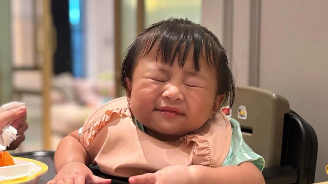 Ekspresi Gemas! Potret Lily Saat Makan Ini Mirip Emoticon Hidup