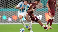 Gelandang Argentina Enzo Fernandez dan gelandang Venezuela Telasco Segovia berebut bola dalam laga persahabatan internasional di Miami Gardens, Florida, 8 Oktober 2025. (AP Photo/Rebecca Blackwell)