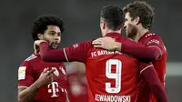 Bayern Munchen menjauh 3-0 pada menit ke-69. Kali ini giliran Robert Lewandowski yang mencatatkan namanya di papan skor usai menerima umpan Serge Gnabry. Cukilannya usai melewati penjagaan dua bek Stuttgart mampu menaklukkan Florian Mueller. (AP/Tom Weller)