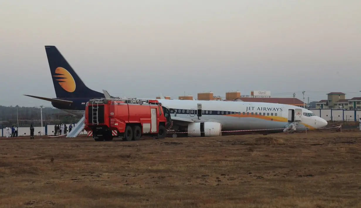 Sebuah pesawat maskapai India, Jet Airways, tergelincir saat akan lepas landas dari Bandara Dabolim di Goa, India, Selasa (27/12). Sedikitnya 15 orang mengalami luka-luka dalam insiden ini. (Indian Navy/Indian Ministry of Defence/Handout via REUTERS)