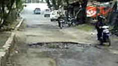 Sejumlah ruas jalan di Kota Bandung, Jabar, rusak parah. Kondisi jalan penuh tanah dan licin. Padahal, tak sedikit ruas jalan yang rusak merupakan akses menuju Kabupaten Bandung. 