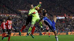 Duel antara pemain Chelsea dan Sunderland dalam laga pekan ke-16 Premier League 2016-2017 di Stadium of Lights, Rabu (14/12/2016) waktu setempat. (Action Images via Reuters/Lee Smith)