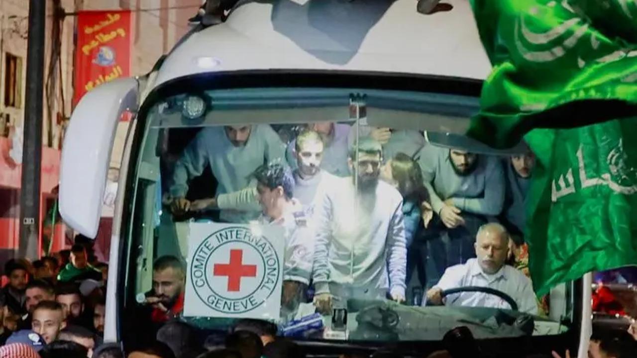 FOTO: Momen Pembebasan Tahanan Palestina dari Penjara Militer Israel di Ramallah Disambut Pawai Kemenangan