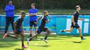 (Dari kiri) Pemain timnas Belanda, Denzel Dumfries, Memphis Depay dan Joel Veltman ambil bagian dalam sesi latihan di Zeist, Rabu (16/6/2021). Belanda akan berhadapan dengan Austria di matchday ke-2 Grup C Euro 2020 pada Jumat, 18 Juni 2021 dinihari. (JOHN THYS / AFP)