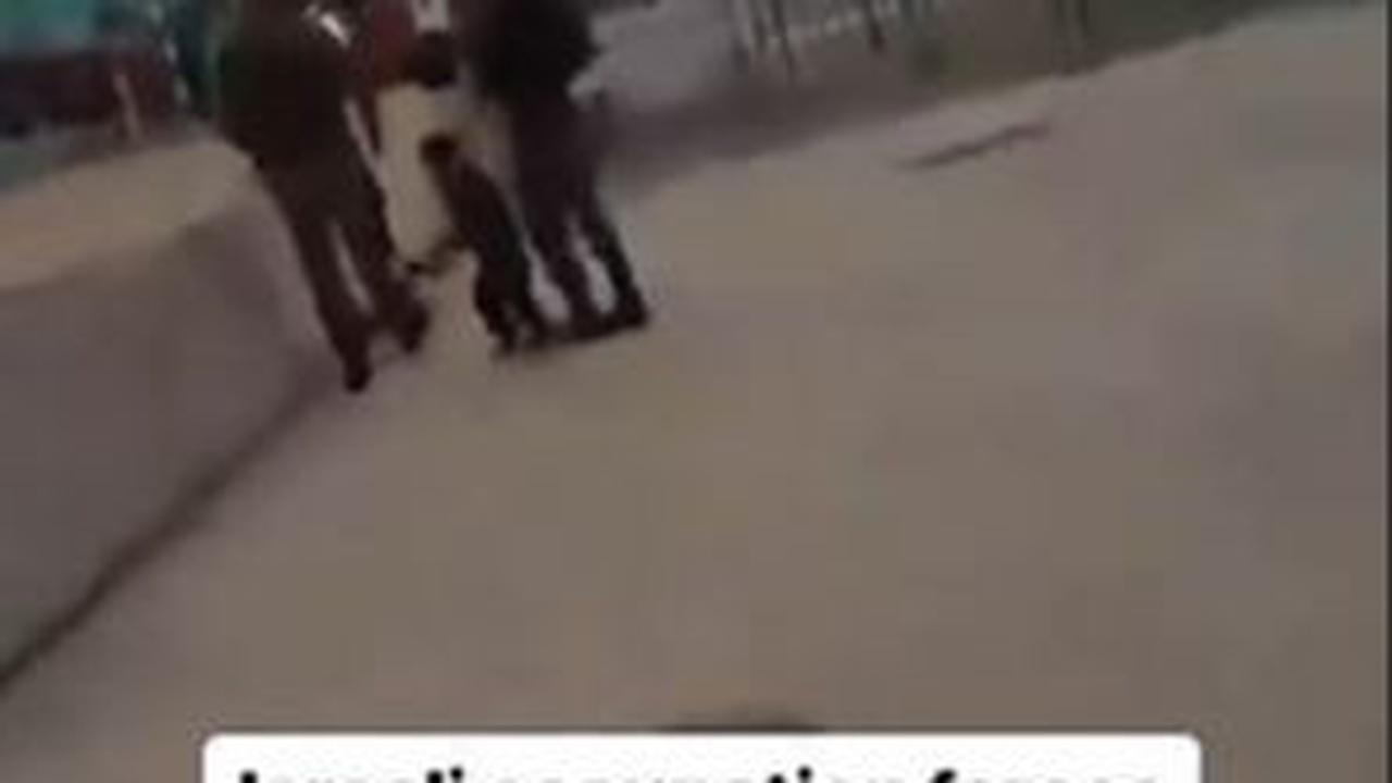 Aksi tentara Israel terhadap anak kecil usia 2 tahun ini pun berhasil menjadi sorotan. Aksinya juga menjadi bahan tertawa masyarakat luas karena mencari lawan anak kecil.