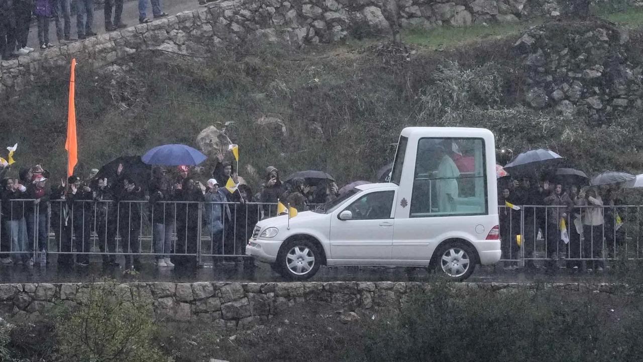 FOTO: Disambut Ribuan Warga, Paus Leo XIV Mulai Misi Perdamaian di Lebanon