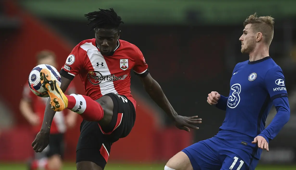 Bek Southampton, Mohammed Salisu (kiri) menguasai bola di depan striker Chelsea, Timo Werner dalam laga lanjutan Liga Inggris 2020/21 pekan ke-25 di St. Mary's Stadium, Southampton, Sabtu (20/2/2021). Southampton bermain imbang 1-1 dengan Chelsea. (AP/Neil Hall/Pool)