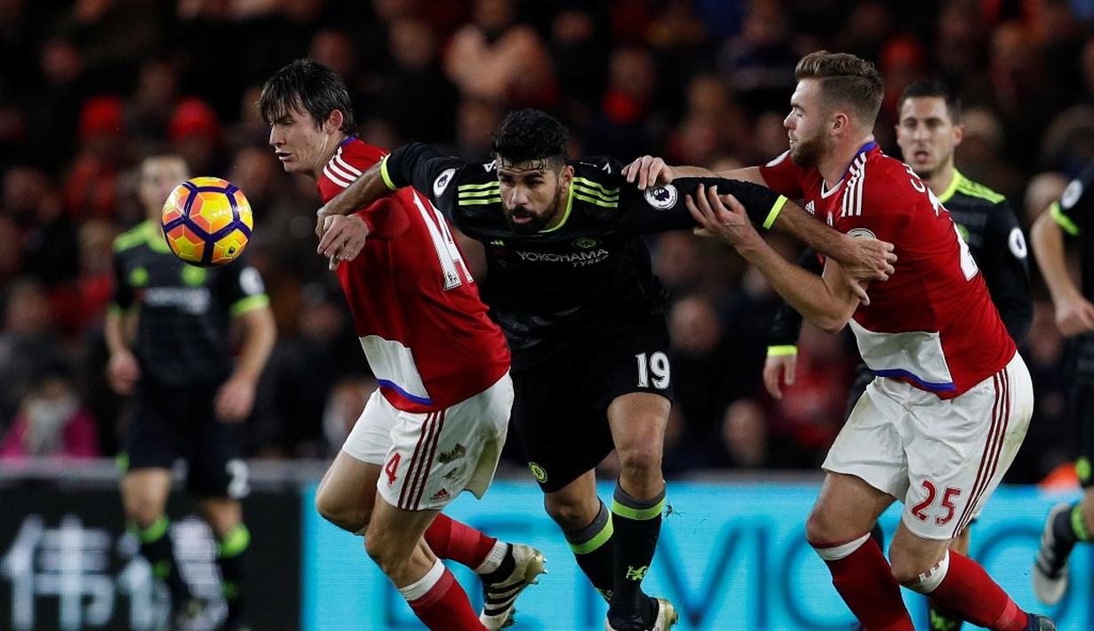 Striker Chelsea, Diego Costa, berusaha lepas dari kawalan pemain Middlesbrough dalam lanjutan Premier League di Stadion Riverside, Middlesbrough, Minggu (20/11/2016). (Action Images via Reuters/Lee Smith)