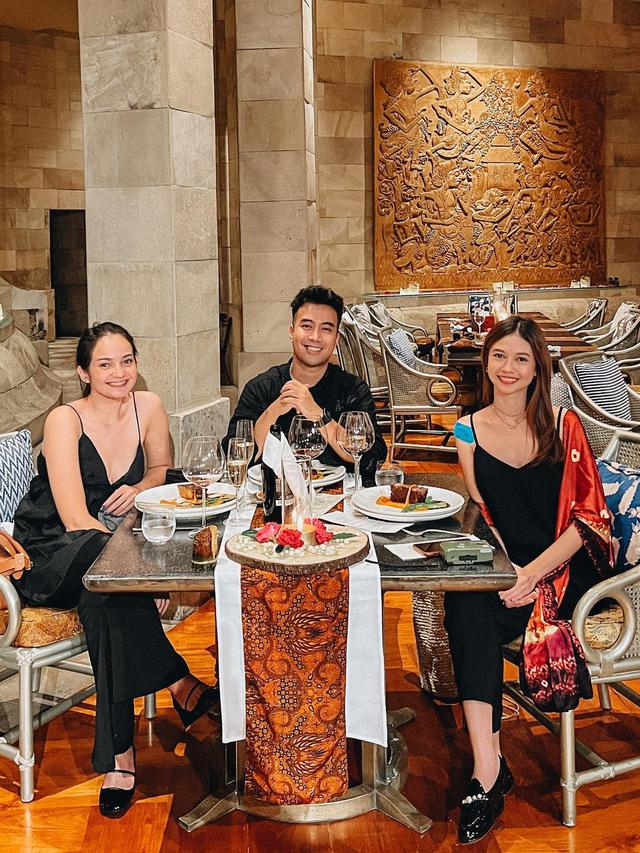 Liburan Bareng Vidi dan Yuki Kato, Ini 7 Potret Enzy Storia di Borobudur