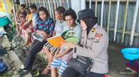 Program Gabus, gemar baca tulis yang digiatkan oleh Srikandi Polri Polres Jayapura. Gabus menyasar mama-mama penjual sayur hingga anak-anak. (Liputan6.com/Polres Jayapura)