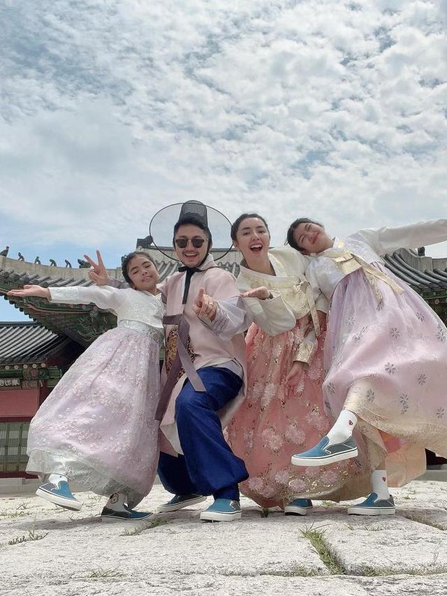 Potret Angga Wijaya Liburan Bareng Anak dan Istri di Korea, Penuh Cinta