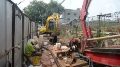 Alat berat mengeruk galian pipa instalasi proyek Sistem Penyediaan Air Minum (SPAM) di kota Tangerang Selatan, Banten, Rabu (22/07/2020). Proyek penyediaan air bersih yang memiliki kapasitas memproduksi 200 liter air per detik ini diperkirakan akan beroperasi pada 2021. (merdeka.com/Dwi Narwoko)