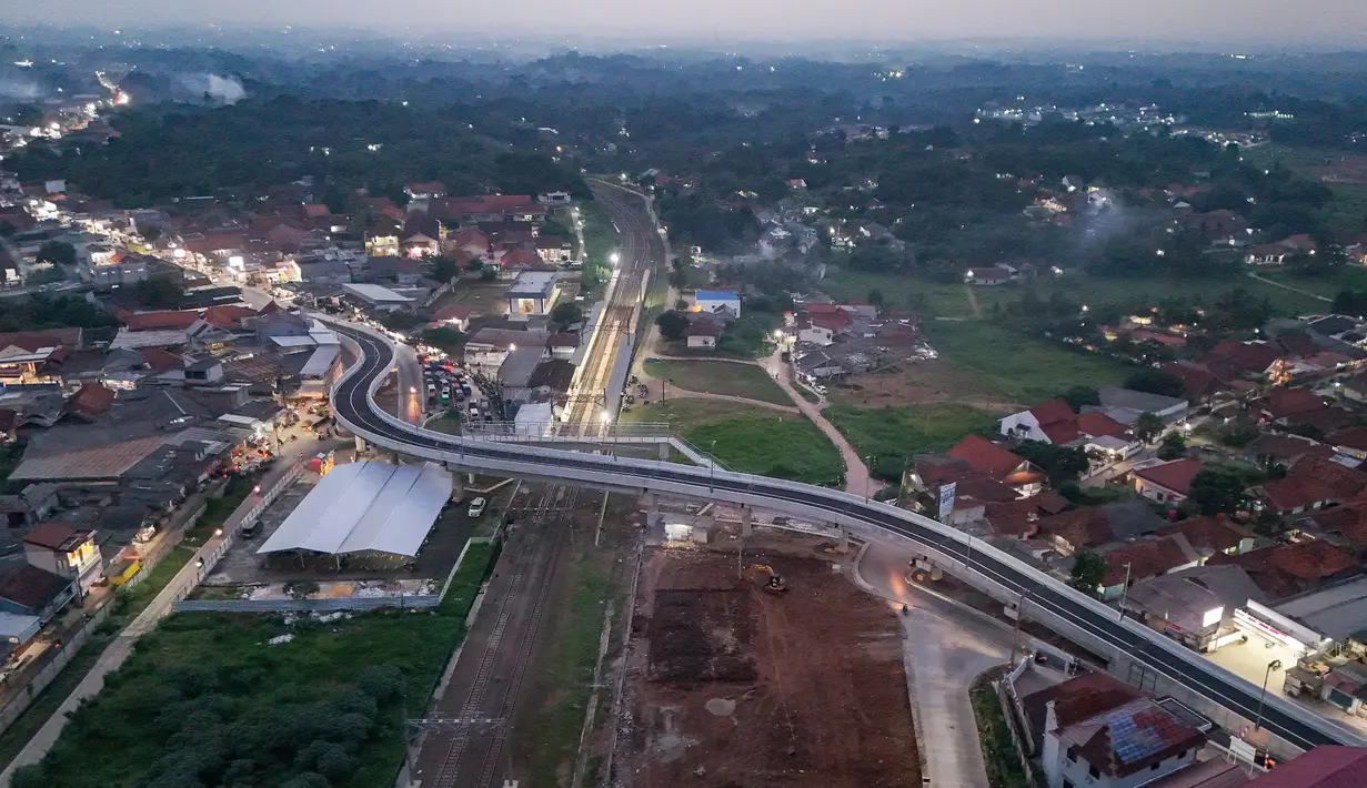 Foto udara memperlihatkan progres pembangunan jalan layang (flyover) di Tenjo, Kabupaten Bogor, Jawa Barat, Senin (11/8/2025). (merdeka.com/Arie Basuki)