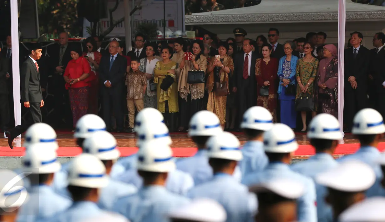Presiden Jokowi bersiap memimpin upacara Hari Kesaktian Pancasila di Monumen Pancasila Sakti, Jakarta, Kamis (1/10).‎ Peringatan Hari Kesaktian Pancasila yang ke-50 bertema Kerja Keras dan Gotong Royong Melaksanakan Pancasila. (Liputan6.com/Faizal Fanani)