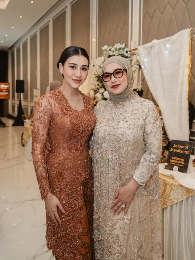 Aura Keibuan Terpancar, Makeup Peach Aaliyah Massaid di Tedak Siten Baby Arash Jadi Sorotan