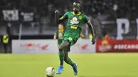 Makan Konate dalam laga debut bersama Persebaya Surabaya di Stadion Gelora Bung Tomo, Surabaya, Sabtu (9/2/2020). (Bola.com/Aditya Wany)