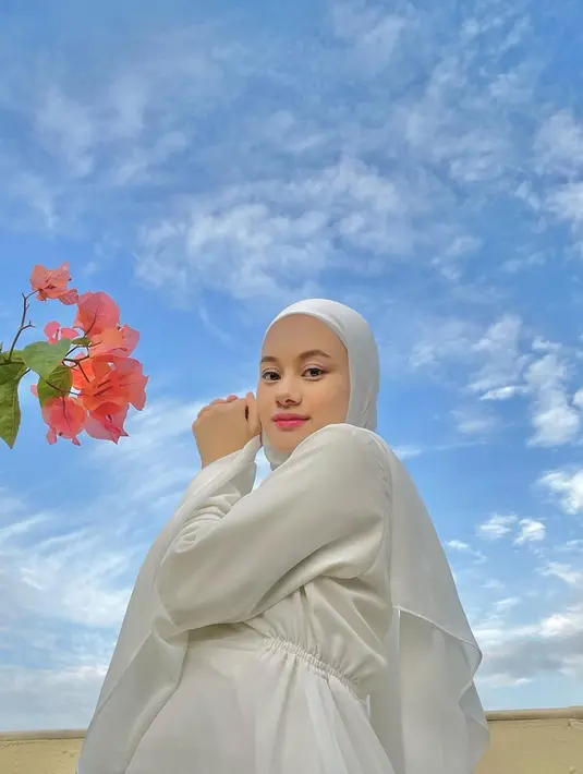 Tampil serba putih dalam pemotretan dadakan, bintang sinetron Cinta Suci ini makin cantik. Punya kulit putih, Dinda Hauw semakin terlihat berseri ketika kenakan baju ataupun hijab warna putih. Tak sedikit warganet yang memuji jika artis kelahiran Palembang ini memang sangat cocok kenakan warna putih. (Liputan6.com/IG/@dindahw)