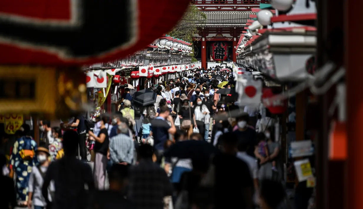 Orang-orang mengunjungi kuil Sensoji (tengah) di distrik Asakusa Tokyo (22/9/2020). Kawasan ini salah satu destinasi wisata paling terkenal di Negeri Matahari Terbit. (AFP/Charly Triballeau)