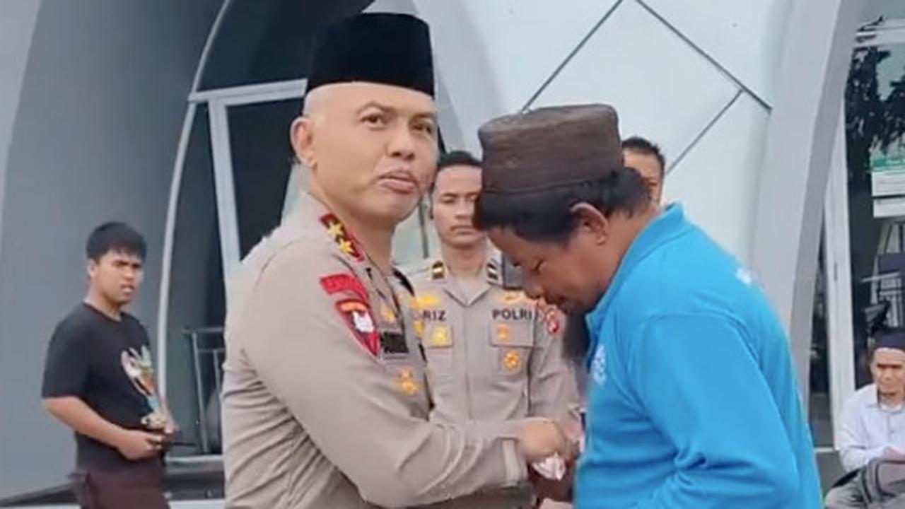 Jenderal Polisi Borong Peci di Masjid lalu Dikasih Tukang Parkir, Diam-Diam Beri Uang Buru-Buru Ditutupi Tak Mau Kelihatan