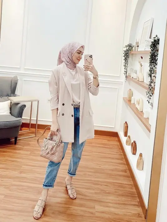 Terlihat formal namun tetap simple, kamu bisa memadukan blazer dengan celana jeans seperti yang digunakan Melody Prima. Penampilan ini bisa kamu kenakan saat ngedate bareng kekasih. [instagram/melodyprima]