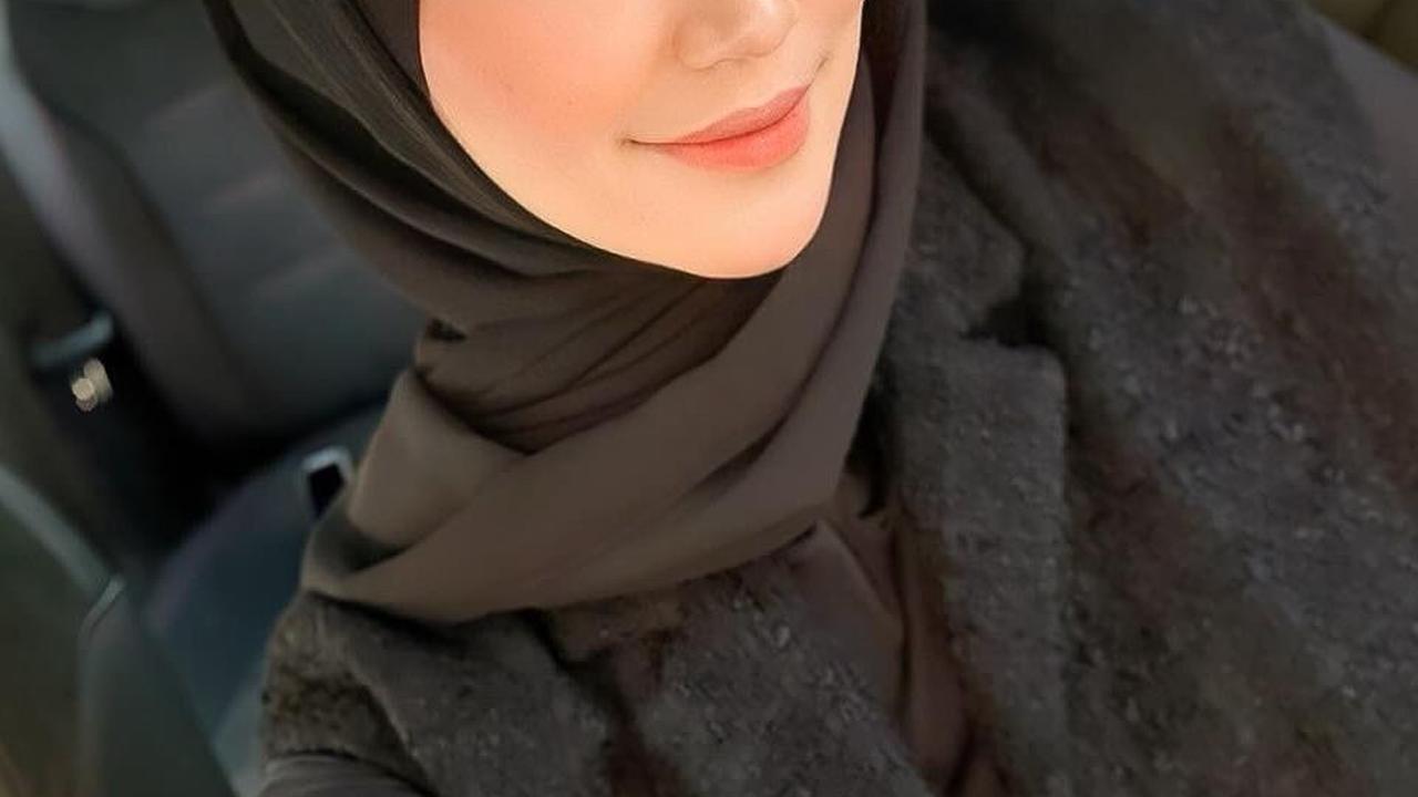 Meskipun jarang muncul di layar kaca, ia cukup aktif mengunggah kegiatan sehari-harinya di media sosial.