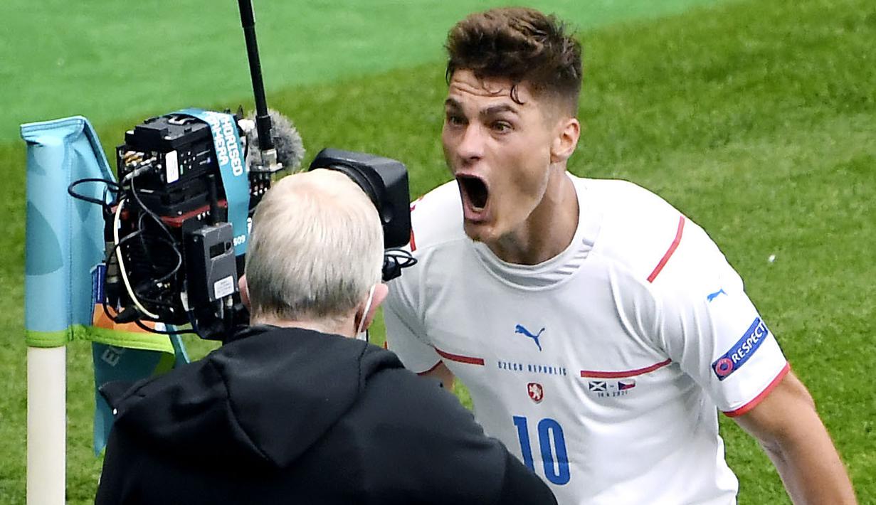 Pemain Republik Ceska, Patrik Schick, melakukan selebrasi di depan kamera usai mencetak gol ke gawang Skotlandia. Bomber Bayer Leverkusen itu memecahkan rekor gol terjauh di ajang Euro dengan jarak 45,5 meter. (AP/Andy Buchanan, Pool)