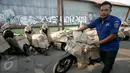 Petugas mendorong motor pemudik yang akan di berangkatkan dari stasiun Lempuyangan,Yogyakarta, (11/7). Program ini dilakukan untuk mengurangi jumlah pemudik yang menggunakan sepeda motor. (Boy Harjanto)