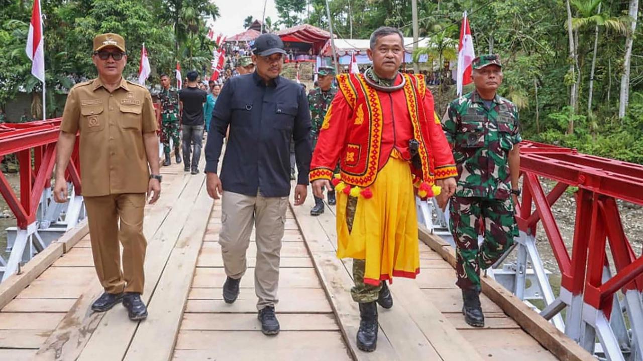 FOTO: Kasad Maruli Resmikan Jembatan Bailey Penghubung Desa di Nias Selatan