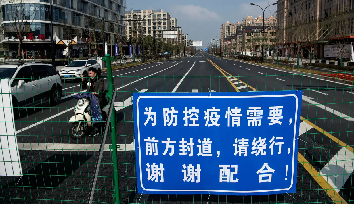 Kondisi lalu lintas dekat kantor pusat Alibaba di Kota Hangzhou, Provinsi Zhejiang, China, Rabu (5/2/2020). Pemerintah Hangzhou memberlakukan pembatasan pergerakan bagi warganya menyusul mewabahnya virus corona. (NOEL CELIS/AFP)