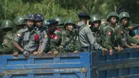 Pasukan militer dan kepolisian Myanmar saat dikerahkan ke Rakhine pada Oktober 2016. (AFP)