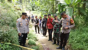 Petugas tengah melakukan olah TKP di lokasi pembunuhan sekaligus mutilasi di Dusun Sindangjaya, Desa Cisontrol, Kecamatan Rancah, Kabupaten Ciamis, Jumat (3/5/2024). (Liputan6.com/Jayadi Supriadin)