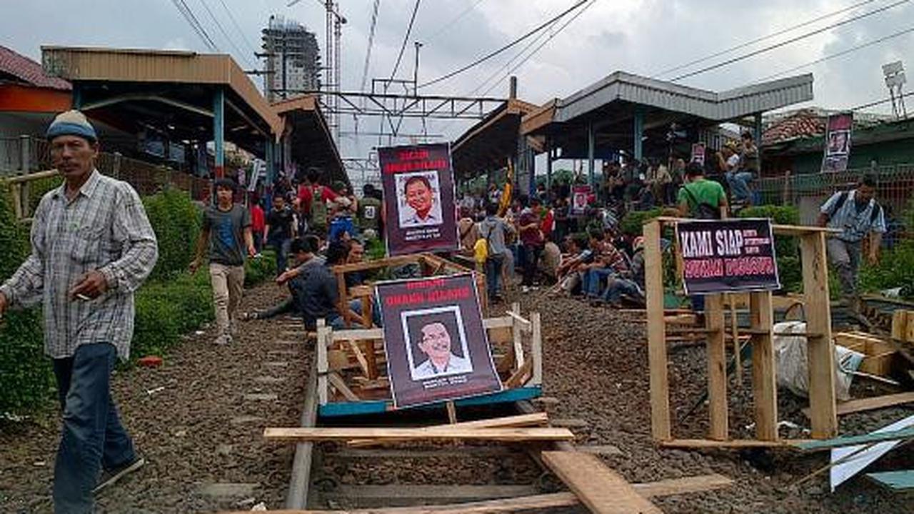 Ratusan pedagang dan mahasiswa blokir jalur KRL di Depok