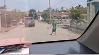 Tangkapan layar rekaman video warga memperlihatkan aksi pungli dilakukan oleh seorang pemuda di Lampung Tengah. (Dok. Istimewa).